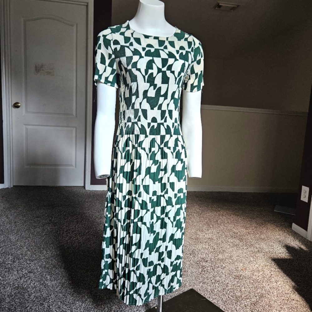 4/$20 Elegant Green and White Patterned Midi Dress Size SMALL